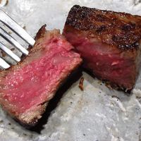 焼肉すどう 春吉 - おまかせコース
                スパっと切ると中は先ほどのハラミ同様、見事なピンク色
