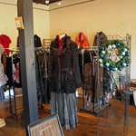 Gallery Cafe COCOLO - 高年齢女性をターゲットにした洋服たちが展示されています。ギャラリーカフェですから。2011年1月撮影。
