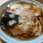 すたんど信 - ラーメン背脂投入