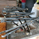 炭はさみで火加減の調整