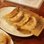 餃子のパプア - パリッとした四角い羽根付き