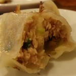 餃子のパプア - 「レギュラー餃子」を割ったところ