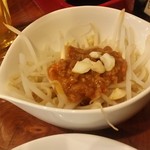 餃子のパプア - お通しは「肉味噌を乗せたもやし」でした。