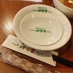 餃子のパプア - お皿やお箸のセット、これ欲しい…