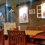 餃子のパプア - 壁に飾られているイラストがかわいい