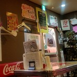 餃子のパプア - 店内の壁にはおススメメニューがたくさん