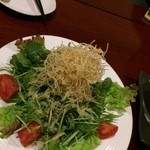 居酒屋くう - じゃがいもカリカリサラダ温玉のせ（700円）