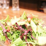 バル クラーベ - スモークアンチョビとアボカドのサラダ　780円