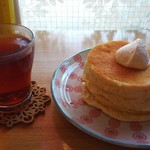 カフェ アリエッティ - プレーンパンケーキ700円とホットミルクティー