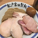 松戸富田製麺 - チャーシュー、鶏チャーシューに味玉がトッピング