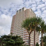 ザ・ビーチタワー沖縄 - 秋の雲をバックにしたホテル