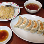 大観 - 半炒飯¥300と焼き餃子¥400