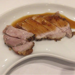 ホテル＆スパ　アンダリゾート伊豆高原 - もち豚のロースト　ジャポネソース