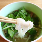 越麺屋 - 平たい半透明の麺