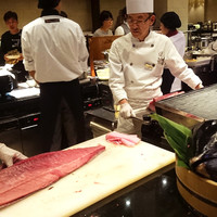リュクス ダイニング ハプナ - マグロ解体中