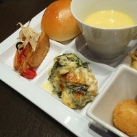 リュクス ダイニング ハプナ - 左上からテーブルロール、コーンスープ、パスタ、ポテトのチーズソース、グラタン、ムール貝のフリット