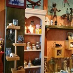 アレコ・レーノ - カウンター席から見た小物達 (о´∀`о)