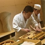 鮓 きずな - 明石の焼穴子を切り分ける大将