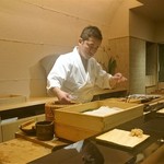 鮓 きずな - 寿司を握る大将