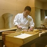 鮓 きずな - 冊を切り分ける大将