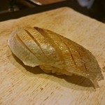 鮓 きずな - 握り　長崎県産春子鯛　※しらさ海老の代替料理