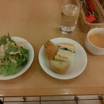 オリーブ - ランチのサラダ、パン、スープ