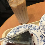 ドトールコーヒーショップ - 息子、大人じゃないのに”大人のチョコレートケーキ”を注文。ドリンクはアイスハニーカフェオレ。