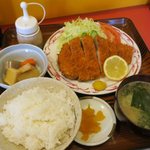 水戸屋食堂 - ジャンボとんかつ定食（￥1.050）