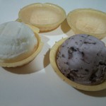 福田屋 - 左　アイスクリーム　右　アズキアイス