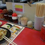 博多ラーメン はかたや - （2017/1月）カウンターの調味料