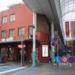 博多ラーメン はかたや - （2017/1月）向かいにはうどんのウエストさん