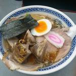 醤油ラーメン＋角切りチャーシュー。