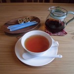 スイートカフェ - 04　ポットサービスの紅茶。でもリーフ入りなので時間が経つと渋味が…