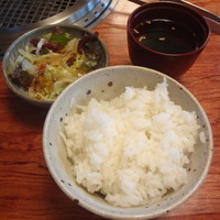 やきにくのバクロ 博多店 - セットに付いてくるサラダ、ライス、スープ