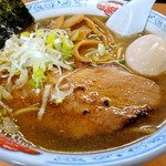 らーめん 萬亀 - あっさり塩。
      今日は、店の中から、鯵を思わせる、青物の魚を焼くような匂いがして、ラーメンスープからも、焼いた青物っぽい風味が感じられたのは、気のせいだろうか。
      2017.3.5日