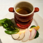 Il Giglio - 築地の野菜ソムリエチョイスのバーニャカウダ （黄ニンジン、黒ラディッシュ、ブロッコリー、ルッコラ、アヤメカブ、スナップエンドウ）