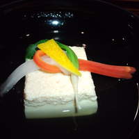 料亭 大宮 一の家 - ＜煮物椀＞　清汁仕立て　助子豆腐　鶯菜　結び紅白　柚子