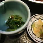 鮮菜家 - 小鉢はホーレン草の和え物