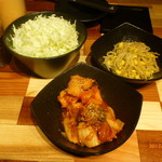 GU3F - キャベツ、キムチ盛り合わせとナムル盛り合わせ 