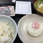 なか卯 - 目玉焼き納豆とん汁朝定食