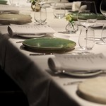 モトイ - 店内：テーブルセット