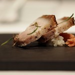 モトイ - 豚バラ肉を広東の技法を用いて焼き上げられています