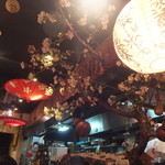 天ぷら 介 - 店内：頭上の飾りは和風
