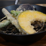 そば くら富 - 最初に天ぷらのお野菜が置かれます。