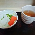 気賀亭 - お新香と番茶