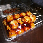 伊勢屋 本店 - 5本入りの団子です。