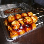 伊勢屋 本店 - 5本入りの団子の様子です。