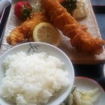 Kajikaen - 大エビフライ定食です、価格は2000円と高価ですが、それに見合った味と内容です、うーまーいーぞー!