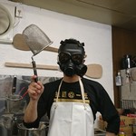 拉麺一匠 DEAD OR ALIVE - マスクをつけた大将。朝天麻辣は冗談抜きでこれが必須