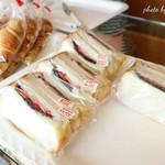 Bakery Domina - 食パンがふわふわです
                      「餡＆苺＆ホイップ」の組み合わせのサンドがとっても美味しかった〜♪